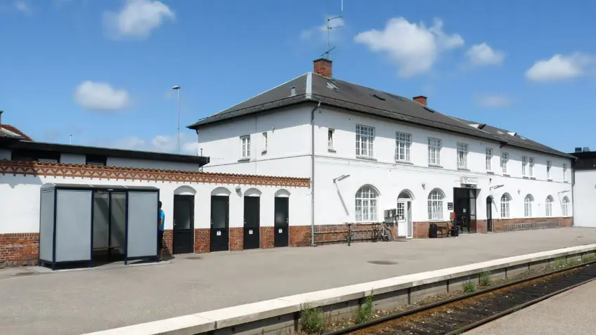 Byggearbejdet på stationsforpladsen i Nykøbing Sjælland forventes færdigt til september