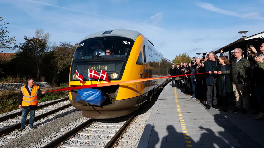 Lokaltogs lokomotiv klippede snoren til ny station i Rødvig og den renoverede Østbane