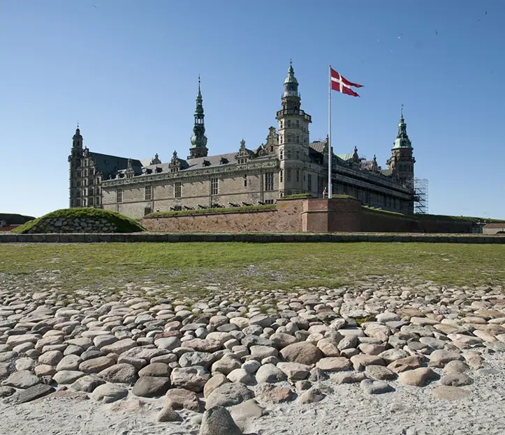 Tag lokaltoget og udforsk de særlige oplevelser langs strækningen